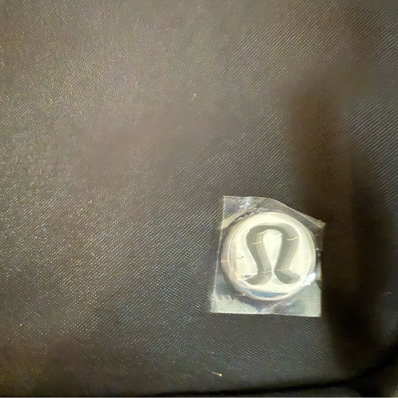 Lululemon Everywhere Crossbody Bag 2L Metal Hardware- Black - Picture 13 of 15